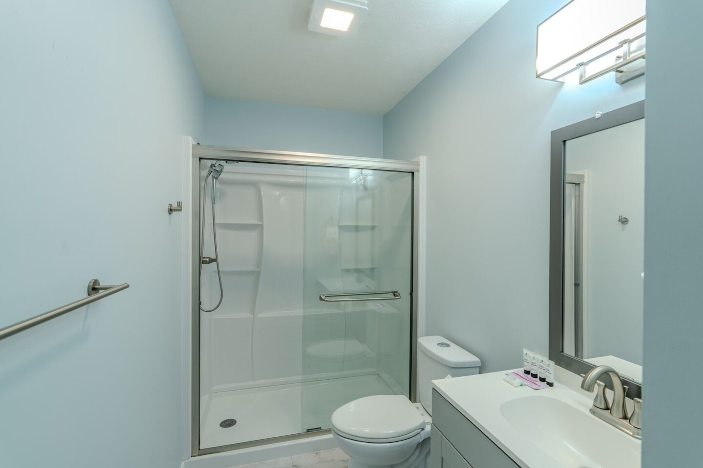 Hall bathroom at Cedar Escape